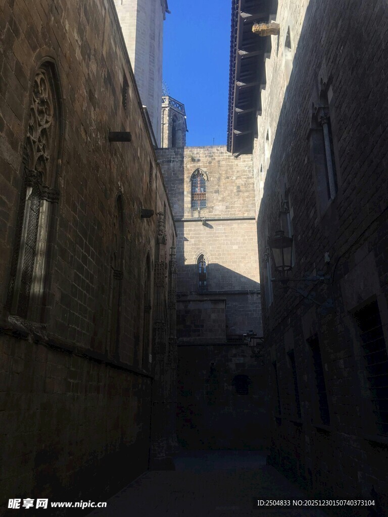 古老街巷中的静谧风景