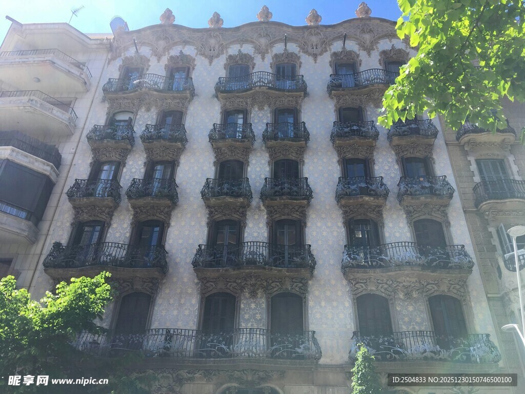 古老建筑的独特阳台景观