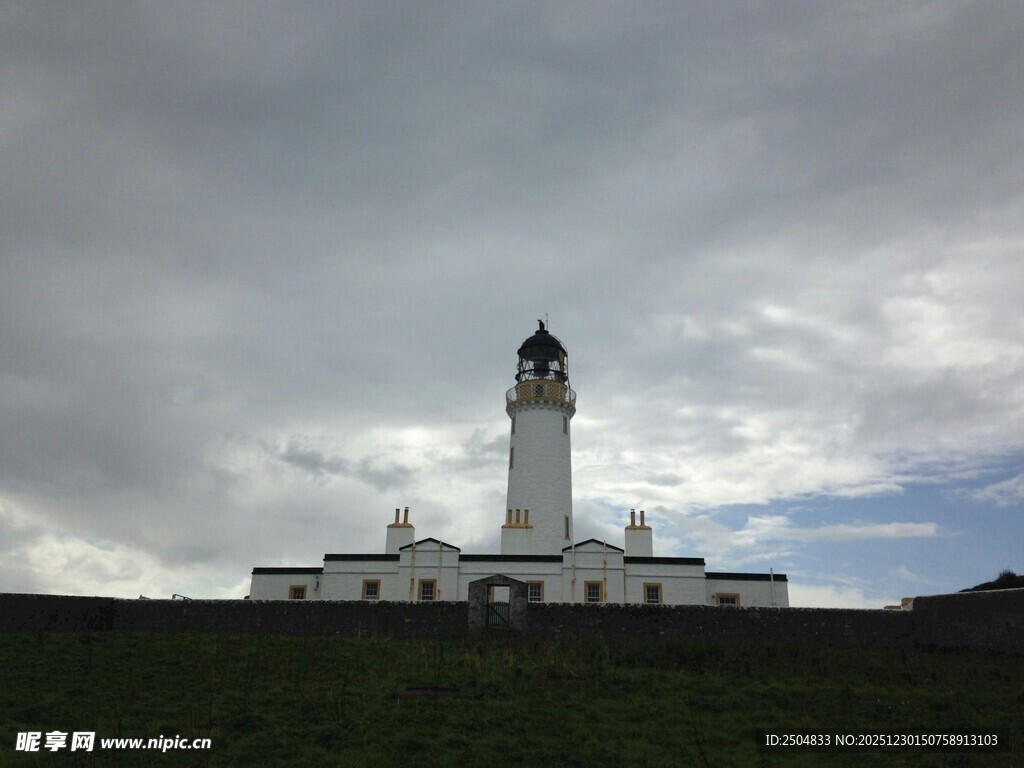 海边矗立的白色灯塔