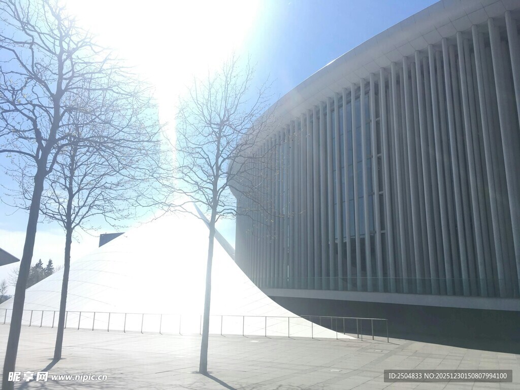 阳光下的现代建筑景观