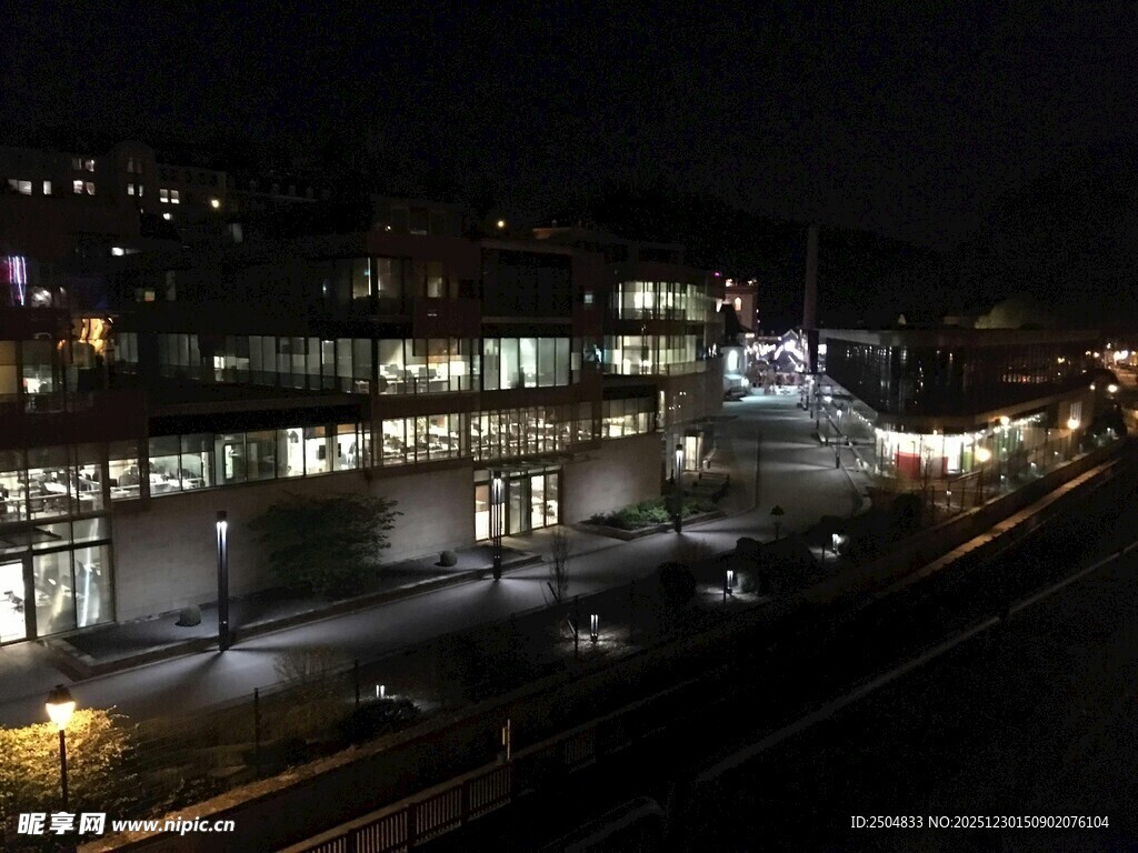 夜晚灯火通明的建筑群