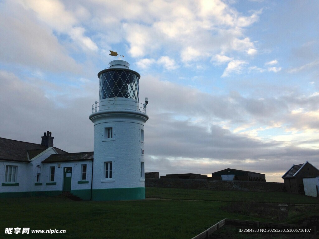 海边灯塔 宁静的海岸风光