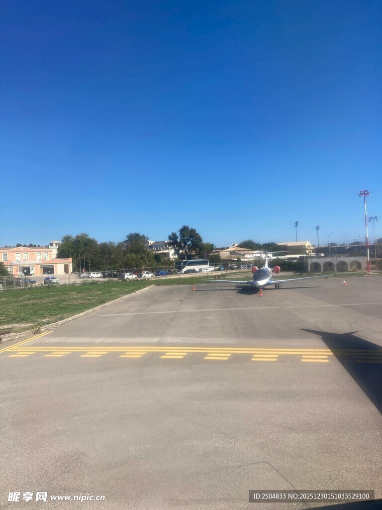 空旷停车场与远处车辆