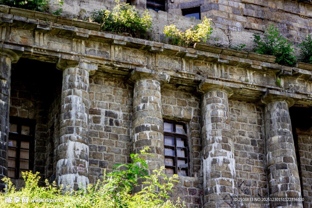 古老石建筑的斑驳柱廊