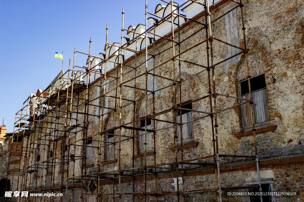老旧建筑的施工脚手架场景
