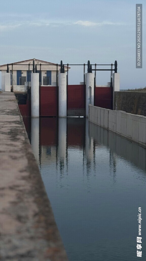 水闸设施 平静水面景象