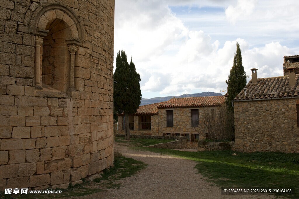 古老石砌建筑与乡间小道