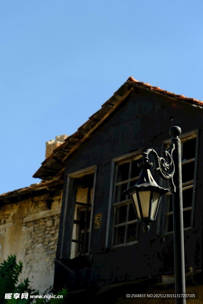 古朴欧式建筑与街灯