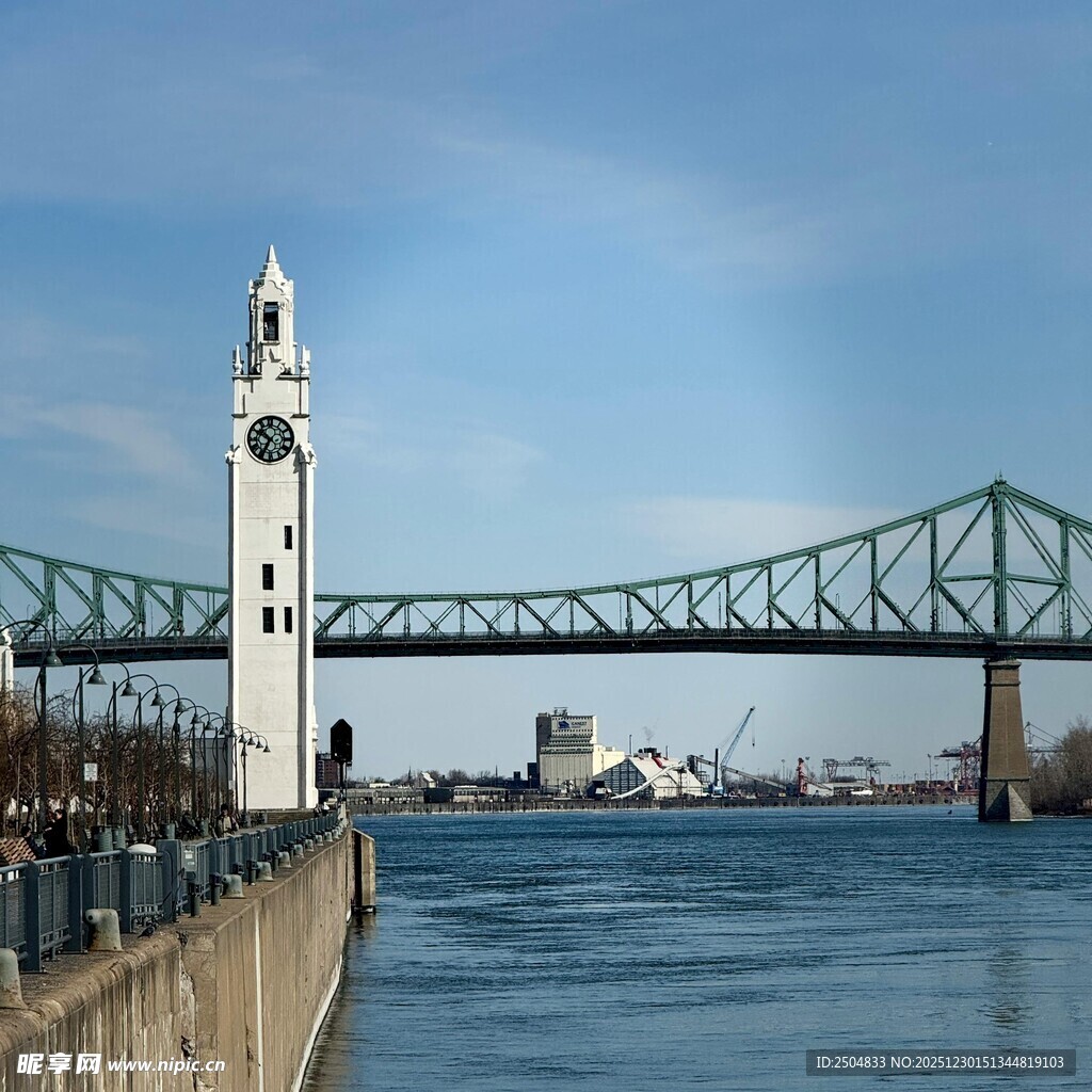 河畔灯塔与桥梁风景