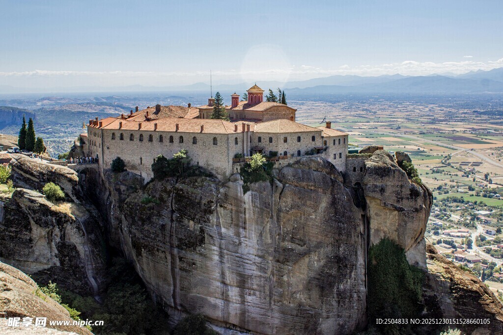 悬崖上的壮丽修道院
