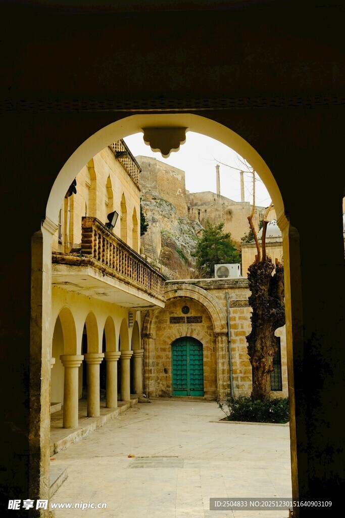 拱形门洞后的古朴街道