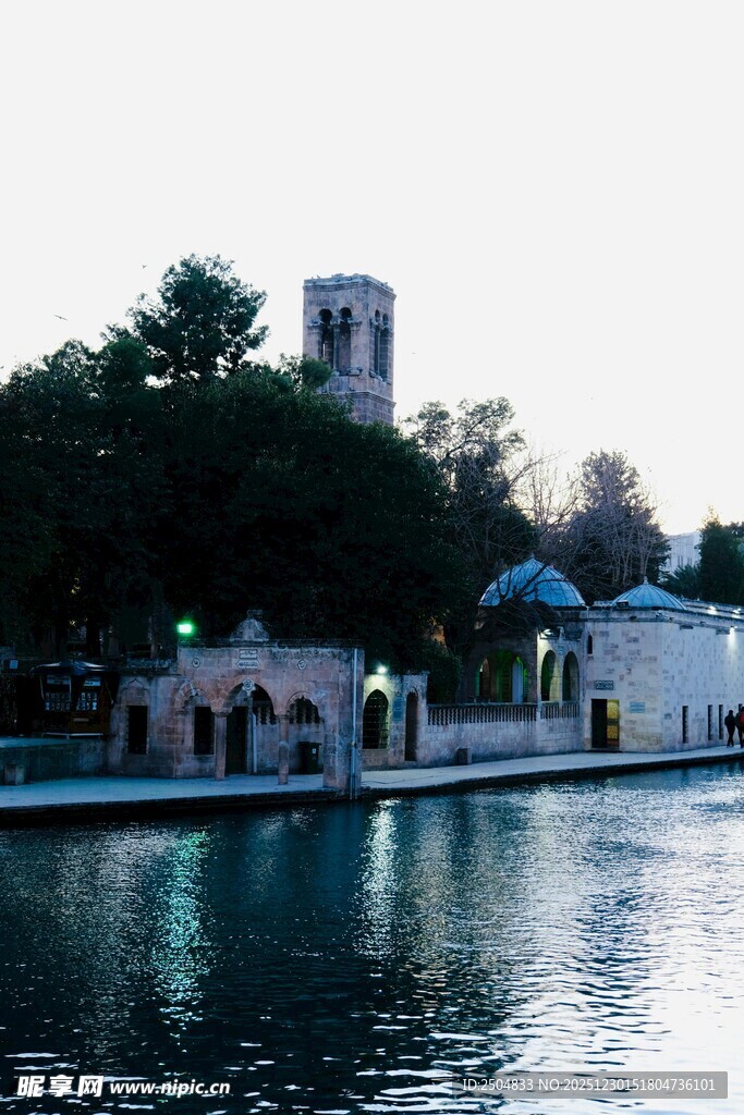 湖畔古建筑风景