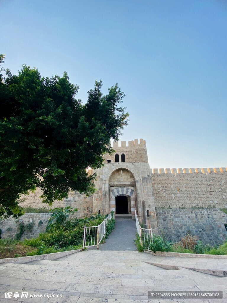 古老城堡入口处的景致