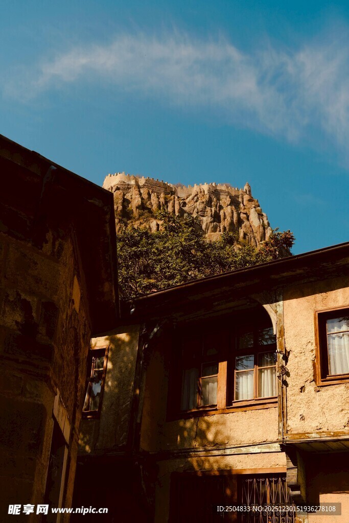 古朴村落中的老旧房屋