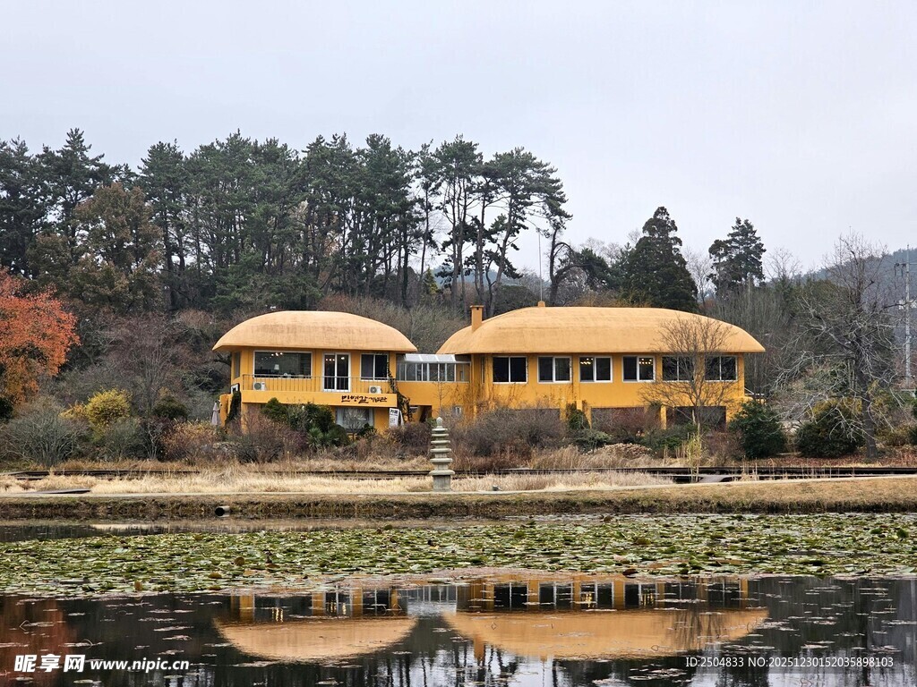 湖畔黄顶屋 自然景致美