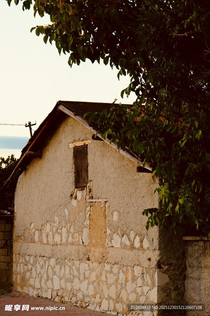 石砌小屋旁的绿荫景致