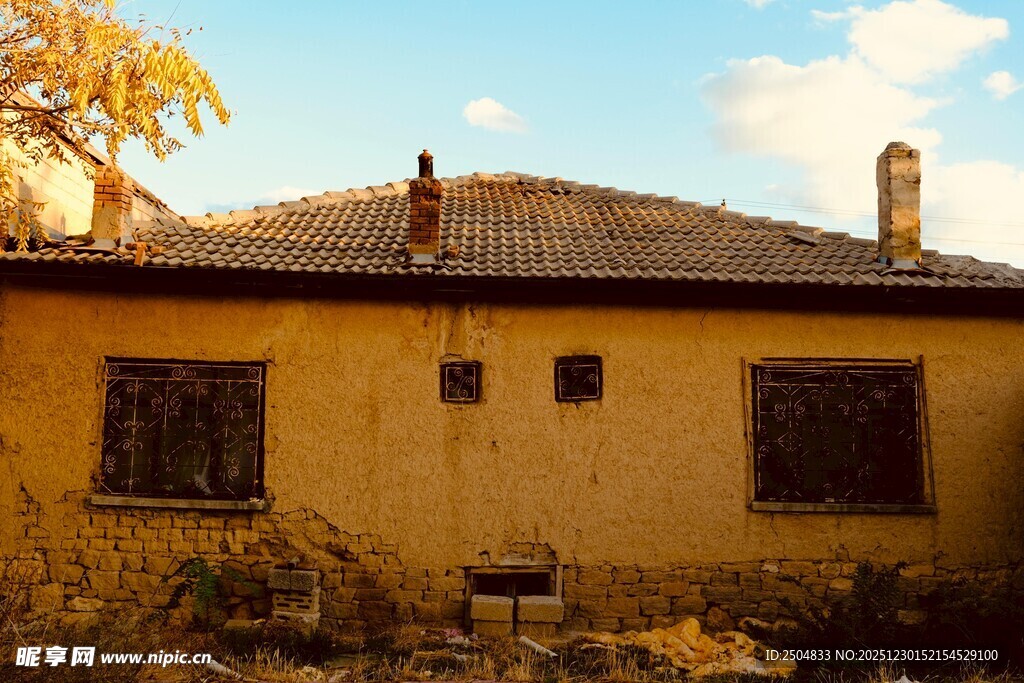 老旧黄墙房屋 秋日景象