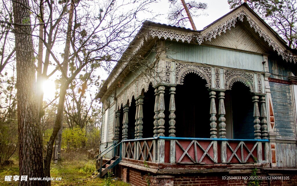 阳光照耀下的复古乡间小屋