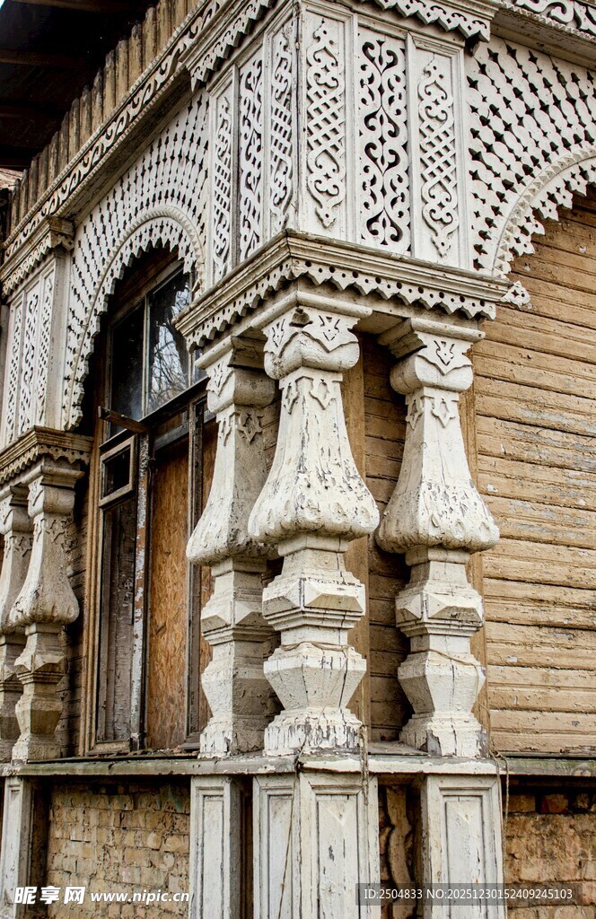 雕花装饰的古朴木质建筑