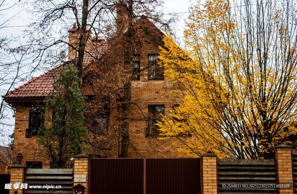 秋日里的古朴独栋住宅