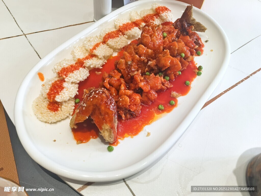 番茄肉酱浇淋的美味鱼