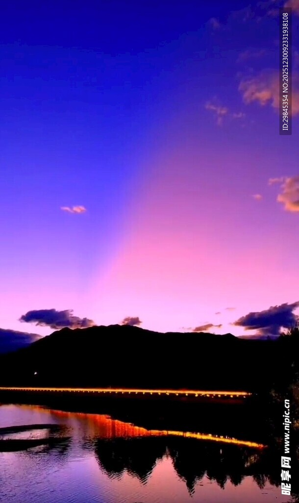 湖畔梦幻晚霞星空倒影