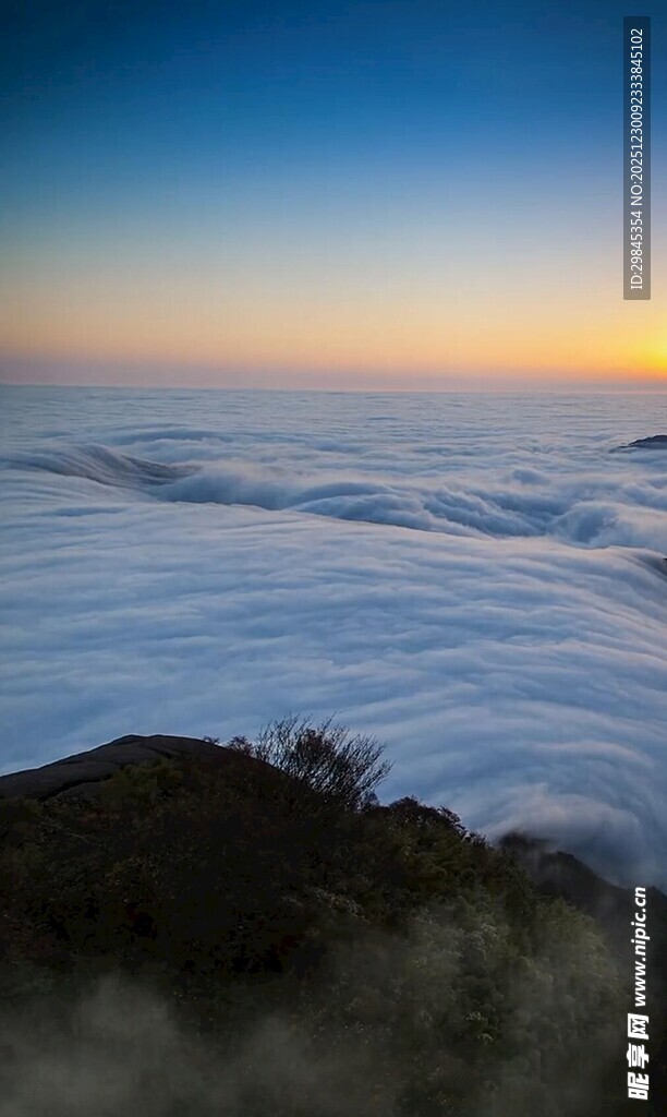 云海之上的壮丽日出景观