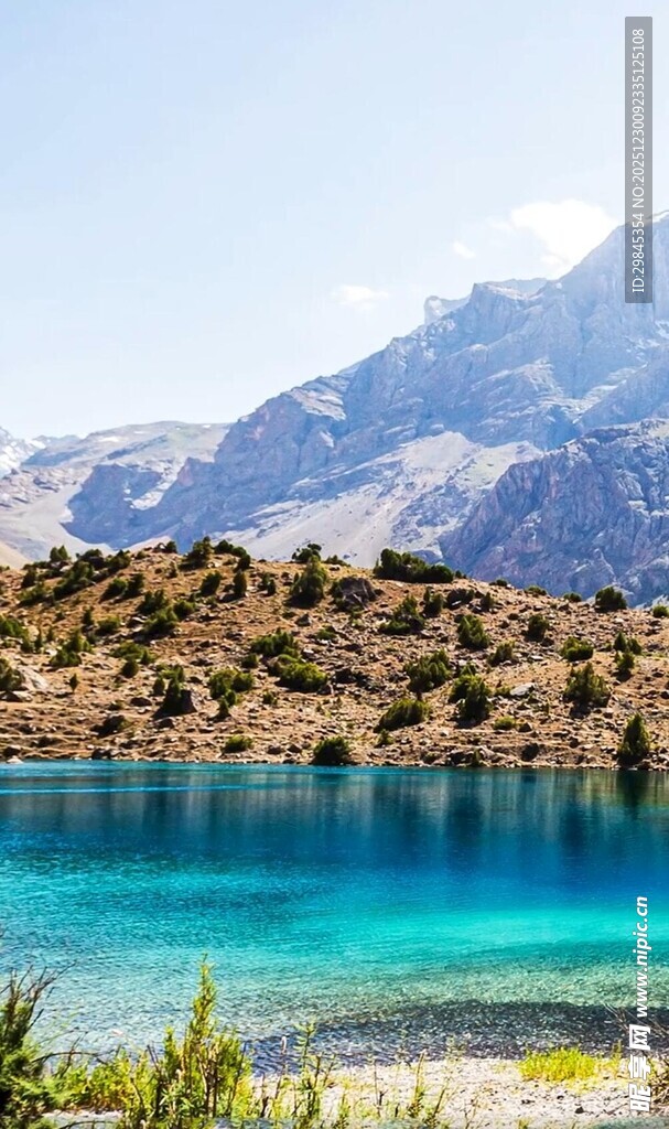 高山下的澄澈蓝湖