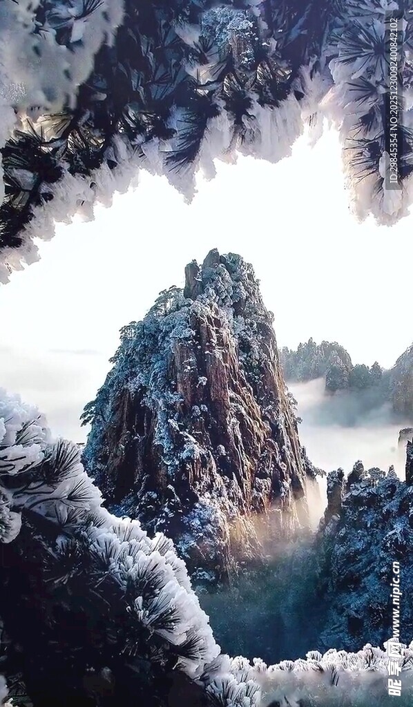 云雾缭绕的壮美山峰