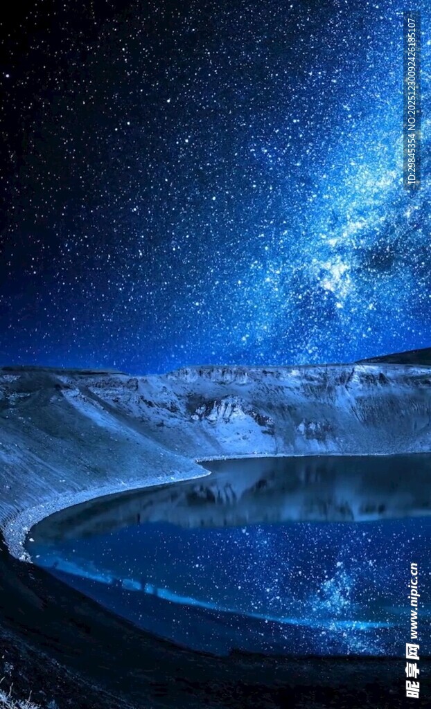 梦幻星空下的静谧湖水