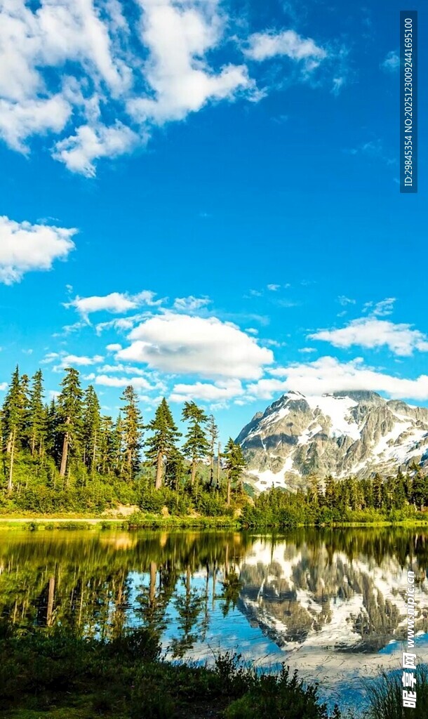 湖畔青山蓝天美景如画