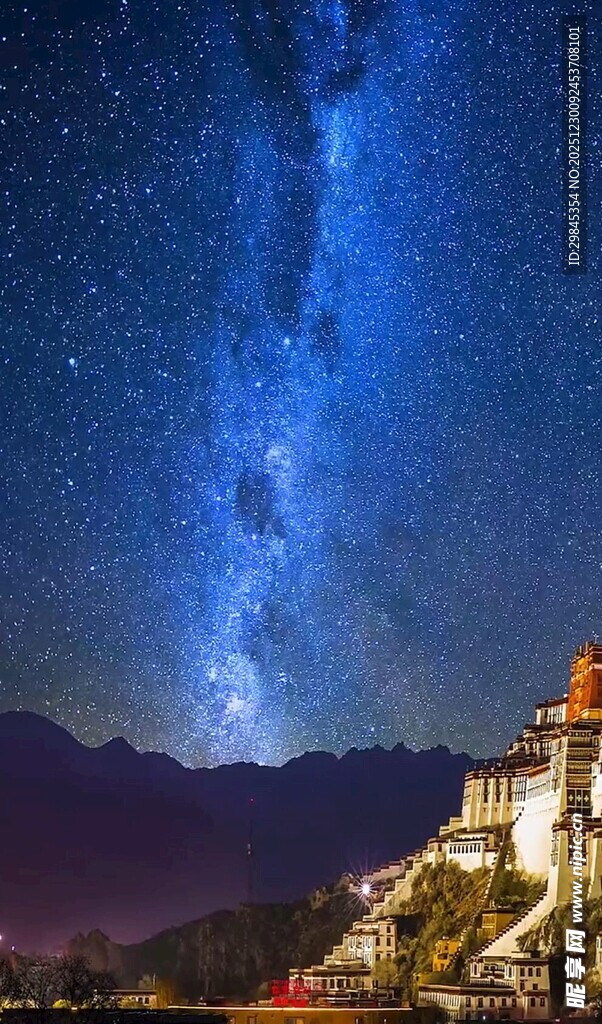 夜空下的壮丽古建筑与星河