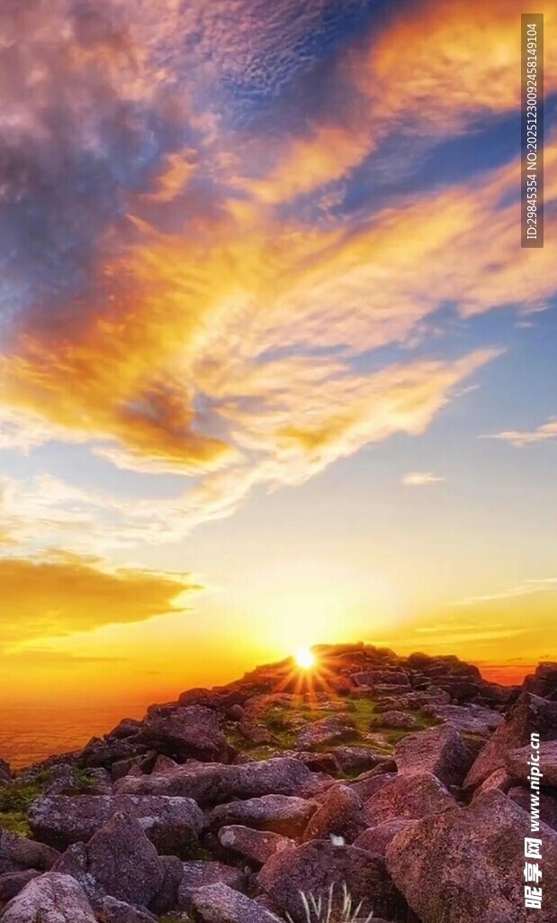 壮丽夕阳下的岩石景观