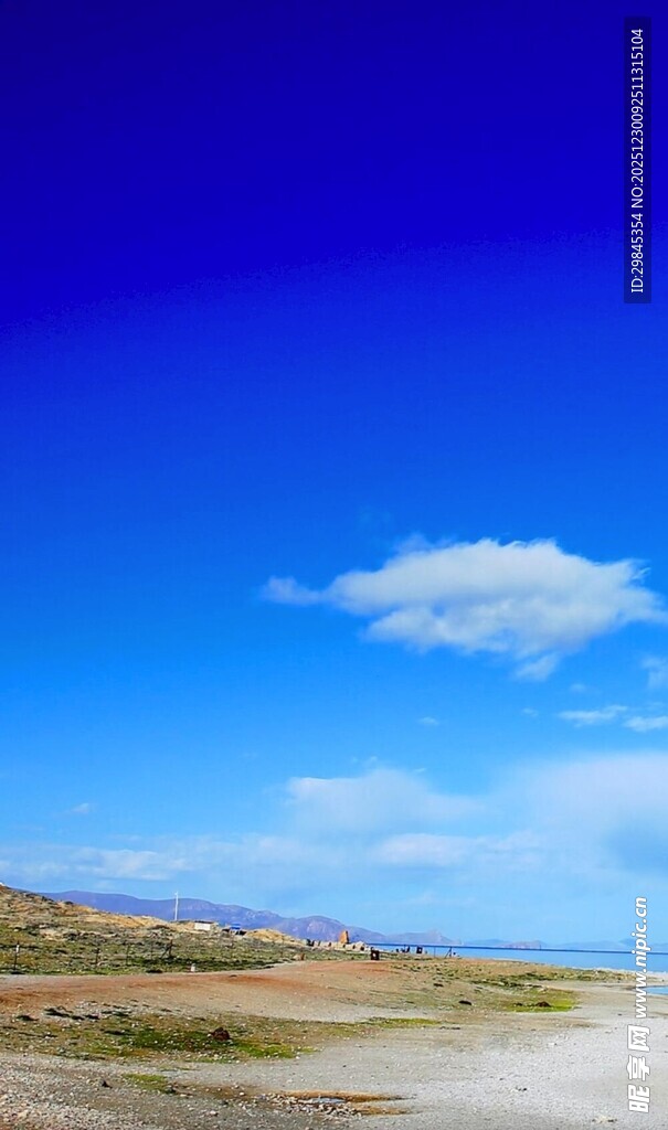 蓝天旷野间的空旷之路