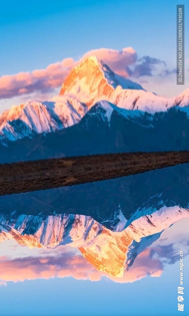 壮丽雪山倒映于静谧湖面