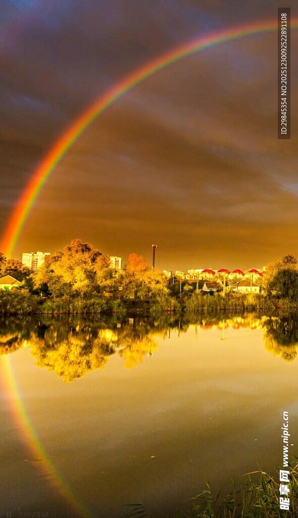 夕阳下湖面与绚丽彩虹