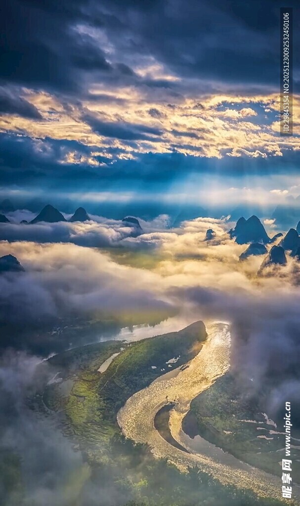 云海间蜿蜒公路壮美景观