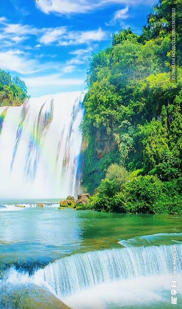 壮丽瀑布下的碧水青山