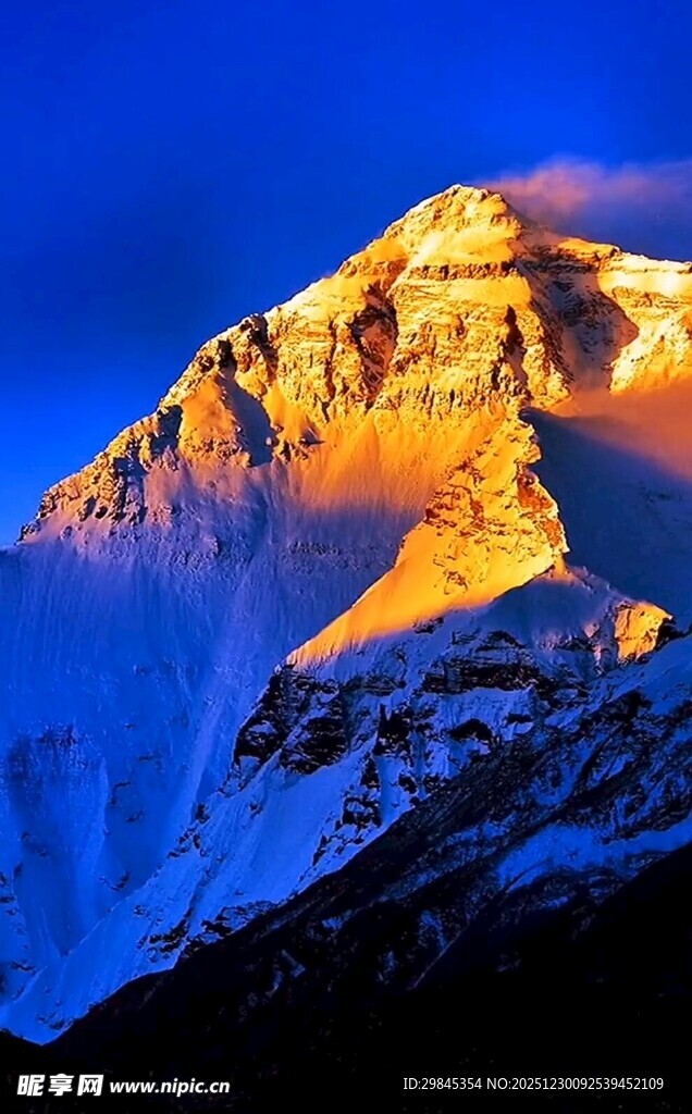 壮丽珠峰闪耀金色光芒