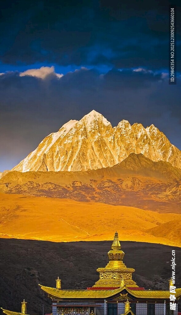雪山下的壮丽藏式建筑