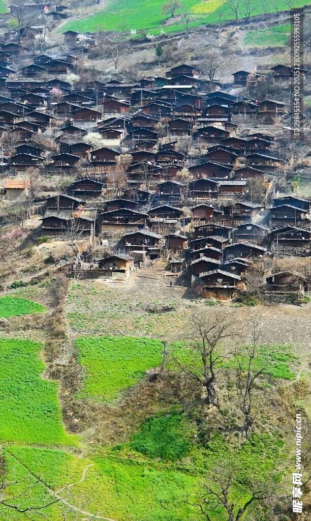 俯瞰古朴村落景观