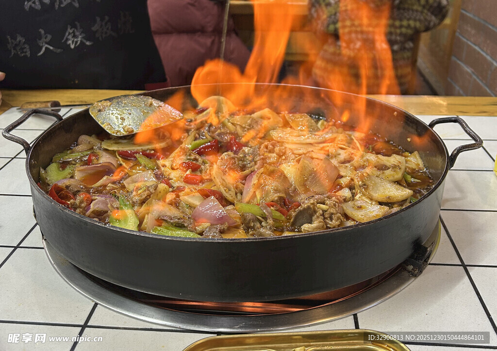 火焰锅中的美味食材