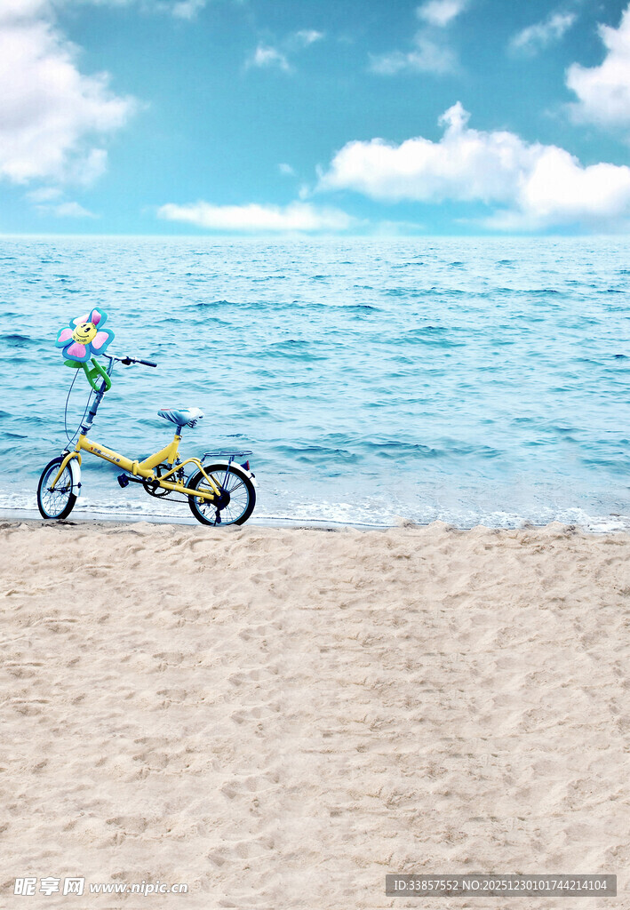 沙滩上的彩色自行车