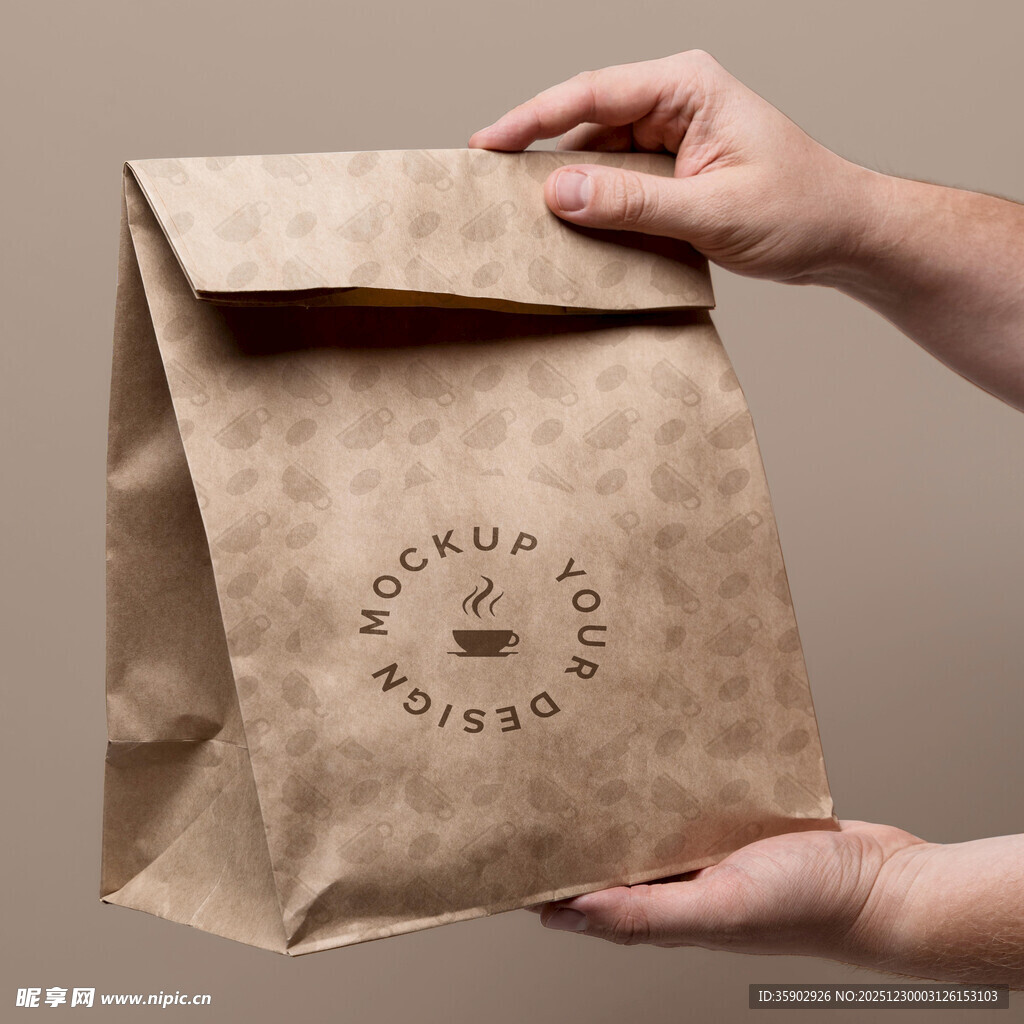 手拿牛皮纸袋展示