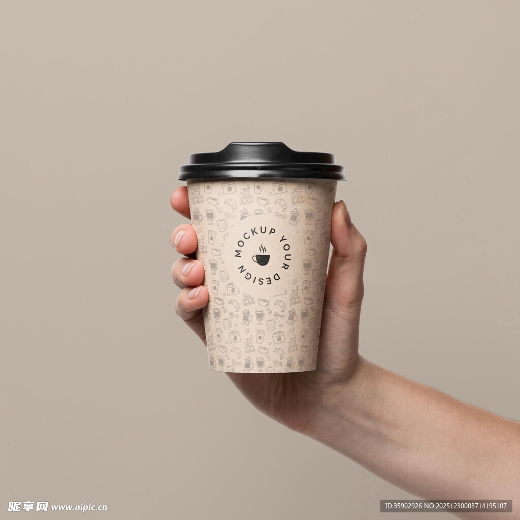 手持简约风咖啡纸杯展示