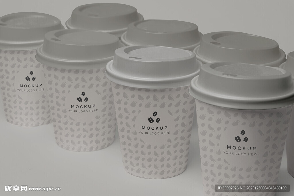 一排简约风带盖纸杯