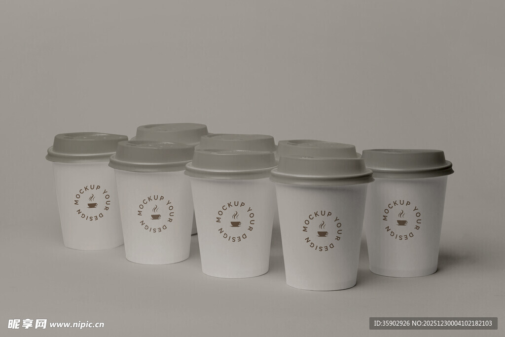 带笑脸图案的白色纸杯