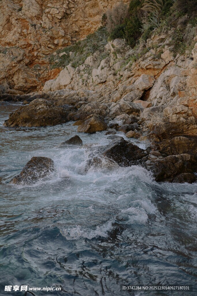 海边礁石处的湍急水流