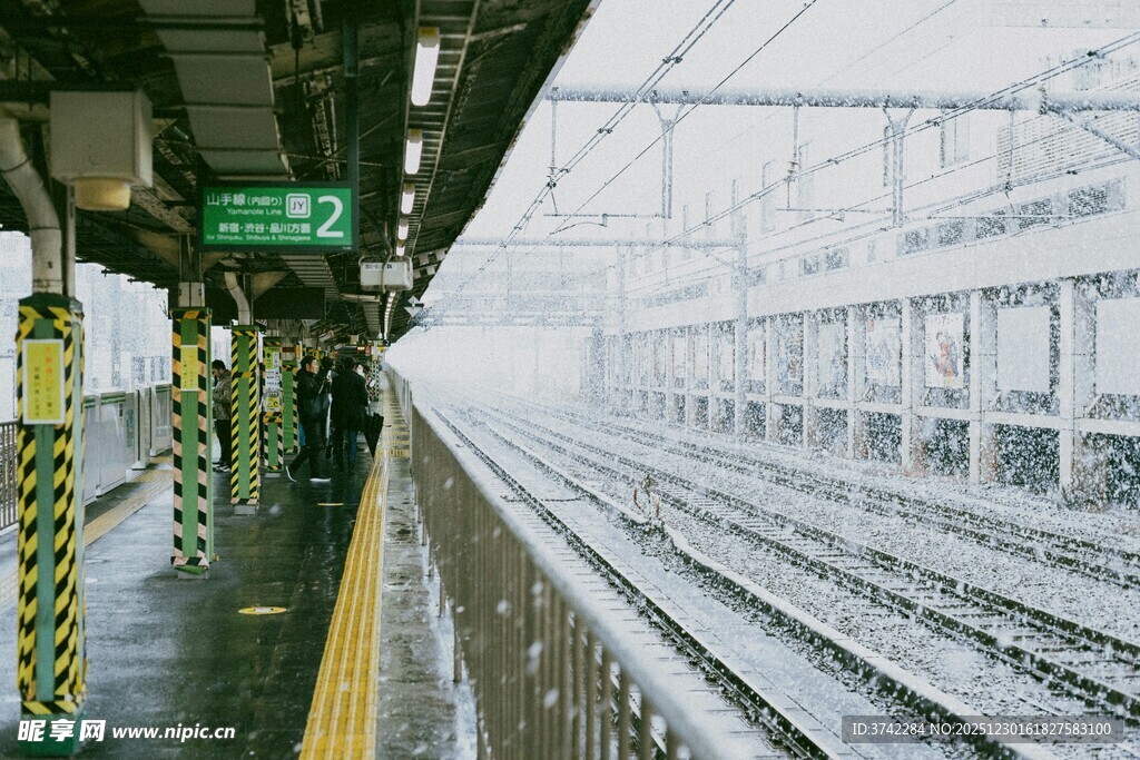 雾中火车站台与铁轨景象
