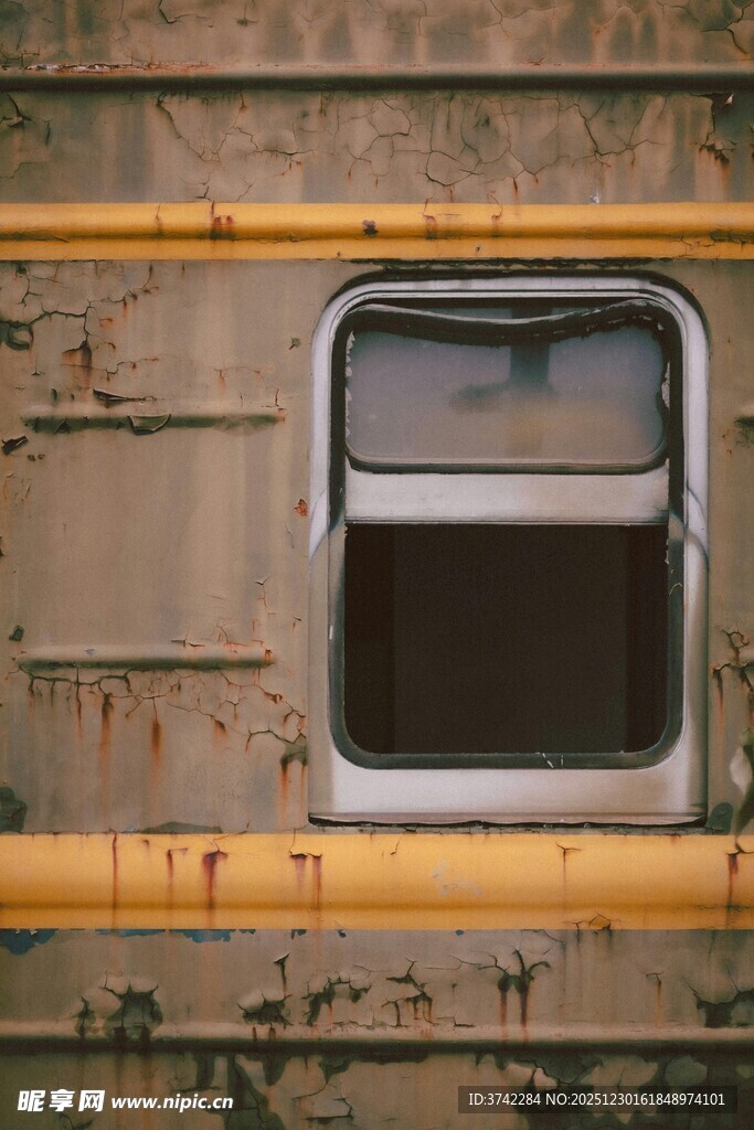 老旧车厢上的方形小窗